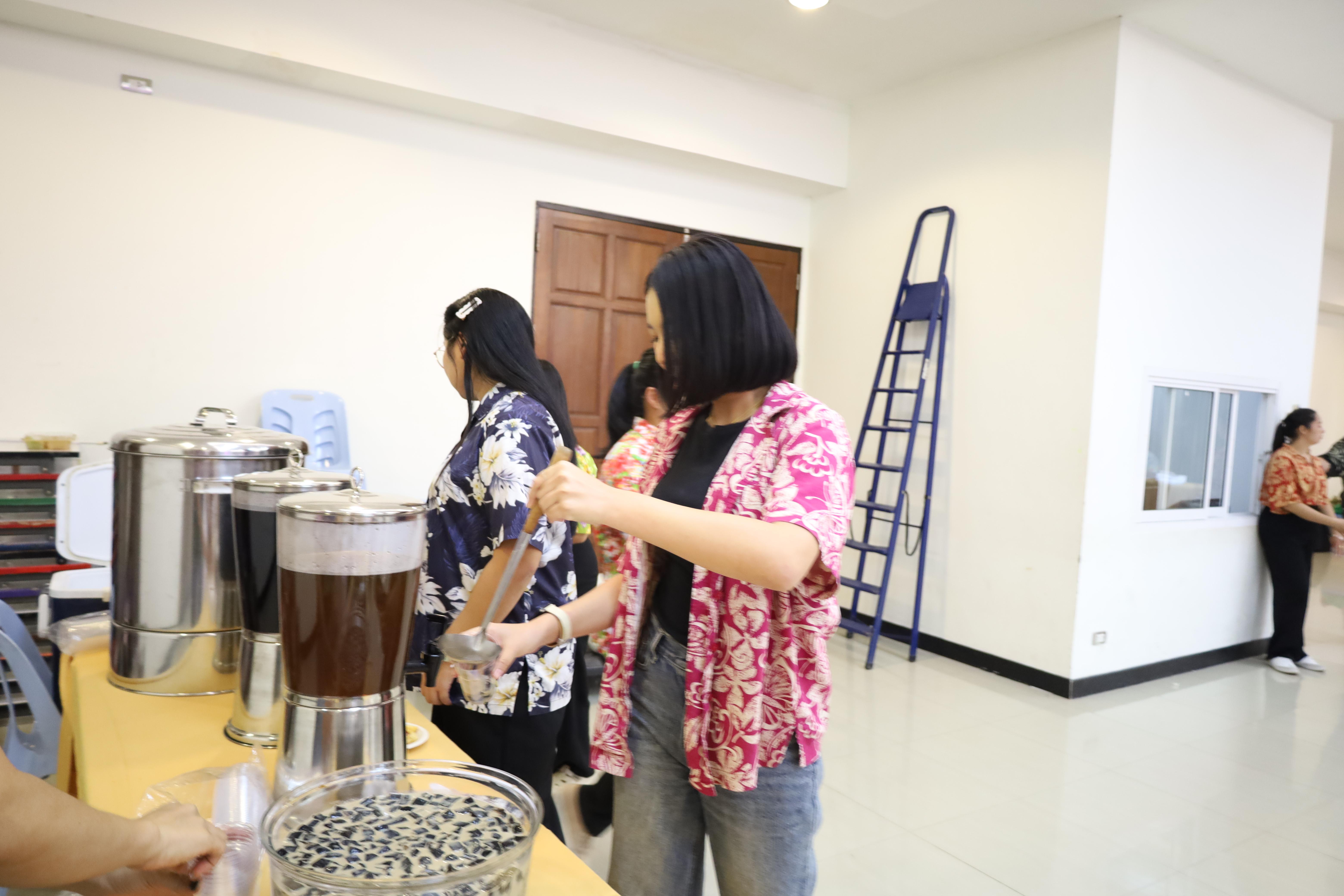 294. วันที่ 26 เมษายน 2568 สาขาการบริหารการศึกษา ได้จัดกิจกรรมรดน้ำดำหัวคณาจารย์ระดับบัณฑิตศึกษา ประจำสาขาการบริหารการศึกษา ณ ห้องประชุมครุร่มสัก 1 ชั้น 3 อาคารคณะครุศาสตร์